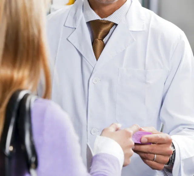 apotheker die medicatie aflevert aan (jonge) vrouw